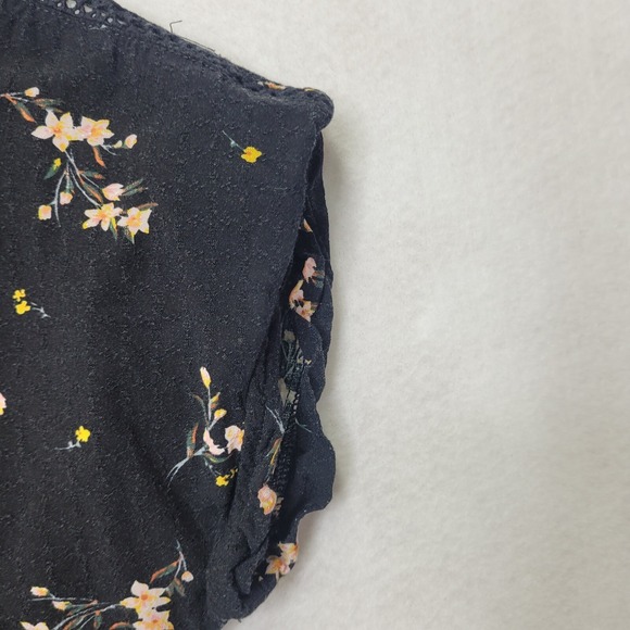 Buffalo David Bitton Shirt Women Sz Small Black Floral Tie Bottom Short Sleeve - Picture 3 of 7